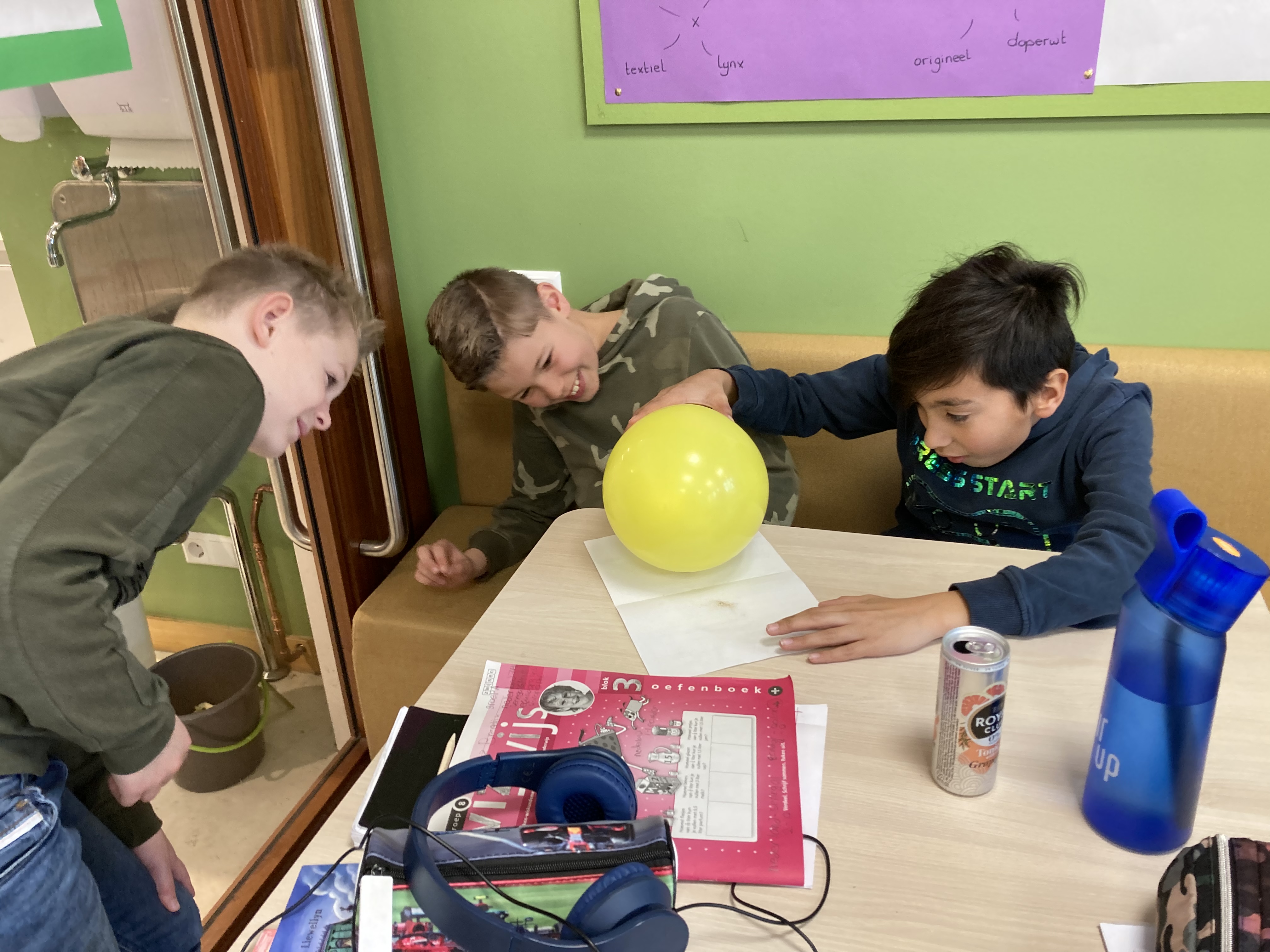 Aanstoten en afstoten